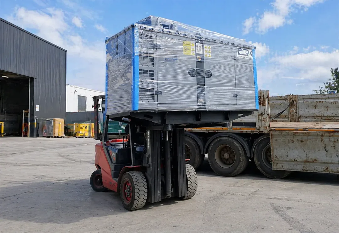 Streçlenmiş dizel jeneratörün forkliftle kamyona yüklenmesi